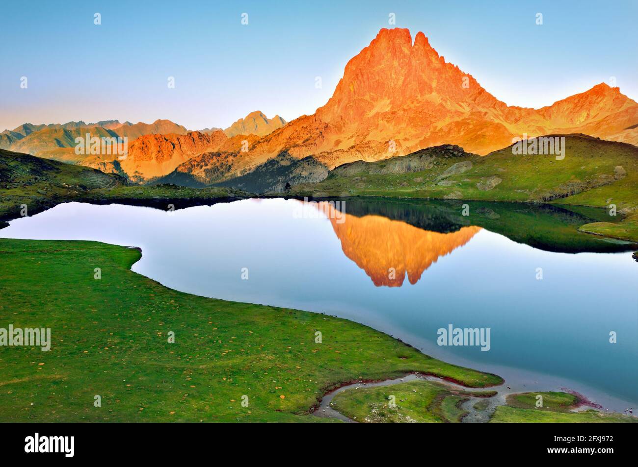 FRANCIA, PIRENEI ATLANTICI (64) VALLE OSSAU, TRAMONTO SUL PIC D'OSSAU DAL LAGO GENTAU Foto Stock FRANCIA, PIRENEI ATLANTICI (64) VALLE OSSAU, TRAMONTO SUL PIC D'OSSAU DAL LAGO GENTAU Foto Stock
