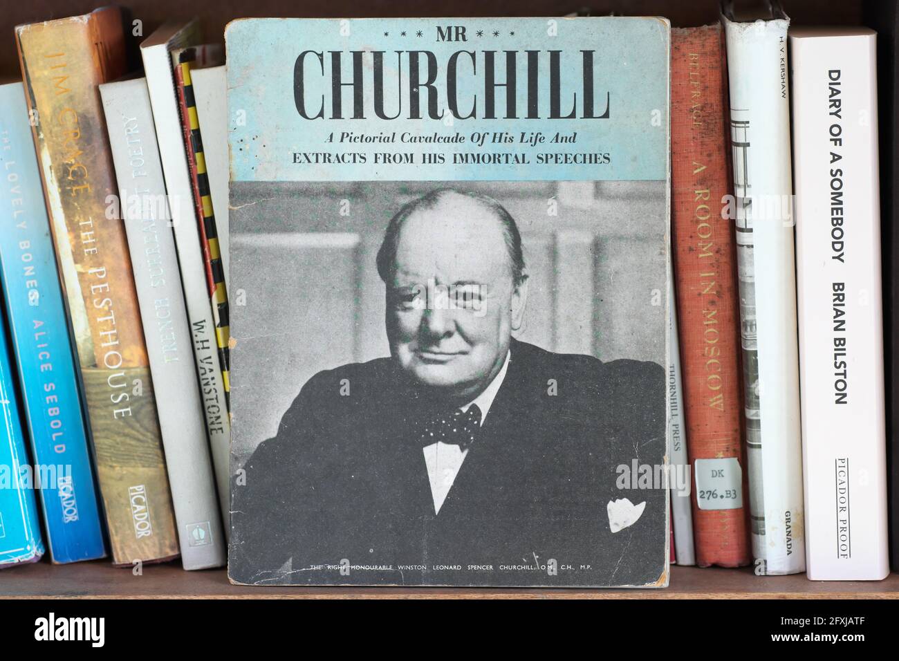 Winston Churchill ha illustrato il libro con gli estratti dei suoi famosi discorsi In una libreria di seconda mano UK Foto Stock