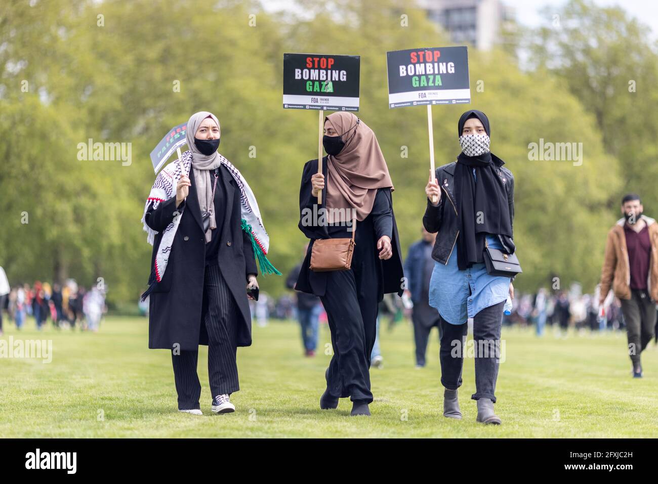 Ritratto di manifestanti femminili che tengono cartelli a Hyde Park, protesta contro la Palestina libera, Londra, 22 maggio 2021 Foto Stock