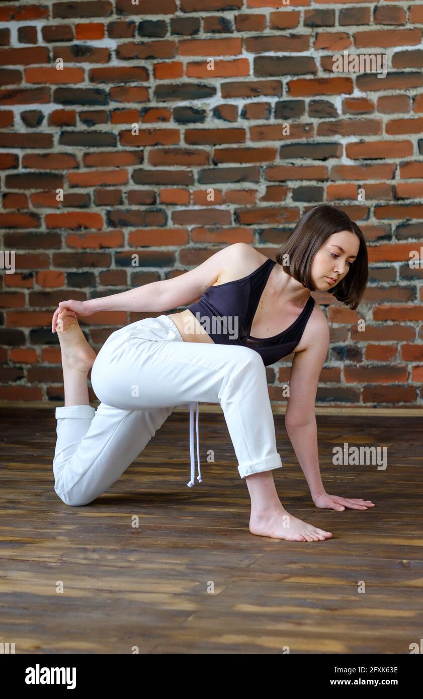 Atleta donna che pratica yoga. Foto Stock