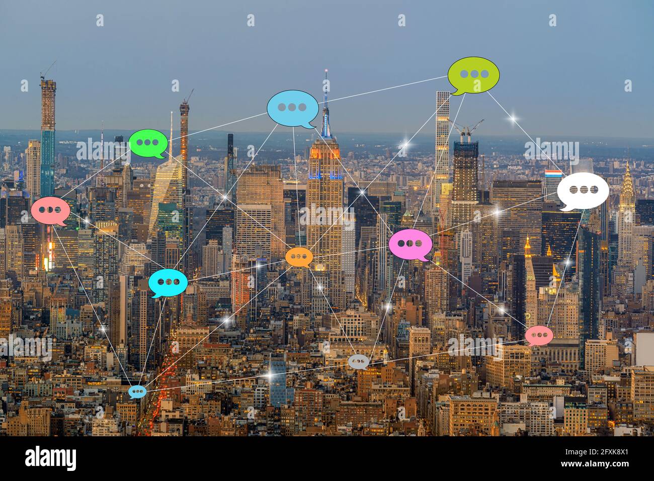 Varie tecnologie di chat Bubble su Panorama of Top della città di New York da un osservatorio del commercio mondiale come grattacieli al crepuscolo. STATI UNITI Foto Stock