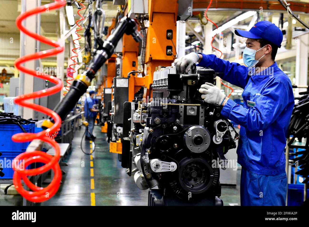 (210527) -- JINAN, 27 maggio 2021 (Xinhua) -- i lavoratori assemblano motori diesel in un laboratorio del gruppo Weichai a Weifang, provincia di Shandong nella Cina orientale, 22 aprile 2021. I profitti delle principali aziende industriali cinesi hanno visto una crescita accelerata nei primi quattro mesi di quest'anno, mentre la ripresa economica del paese è ulteriormente consolidata, dati ufficiali mostrati giovedì. Le aziende industriali con un fatturato annuale di almeno 20 milioni di yuan (circa 3.12 milioni di dollari USA) hanno visto i loro profitti combinati aumentare del 106 per cento anno su anno nel periodo gennaio-aprile ad oltre 2.59 trilioni di yuan, Foto Stock (210527) -- JINAN, 27 maggio 2021 (Xinhua) -- i lavoratori assemblano motori diesel in un laboratorio del gruppo Weichai a Weifang, provincia di Shandong nella Cina orientale, 22 aprile 2021. I profitti delle principali aziende industriali cinesi hanno visto una crescita accelerata nei primi quattro mesi di quest'anno, mentre la ripresa economica del paese è ulteriormente consolidata, dati ufficiali mostrati giovedì. Le aziende industriali con un fatturato annuale di almeno 20 milioni di yuan (circa 3.12 milioni di dollari USA) hanno visto i loro profitti combinati aumentare del 106 per cento anno su anno nel periodo gennaio-aprile ad oltre 2.59 trilioni di yuan, Foto Stock
