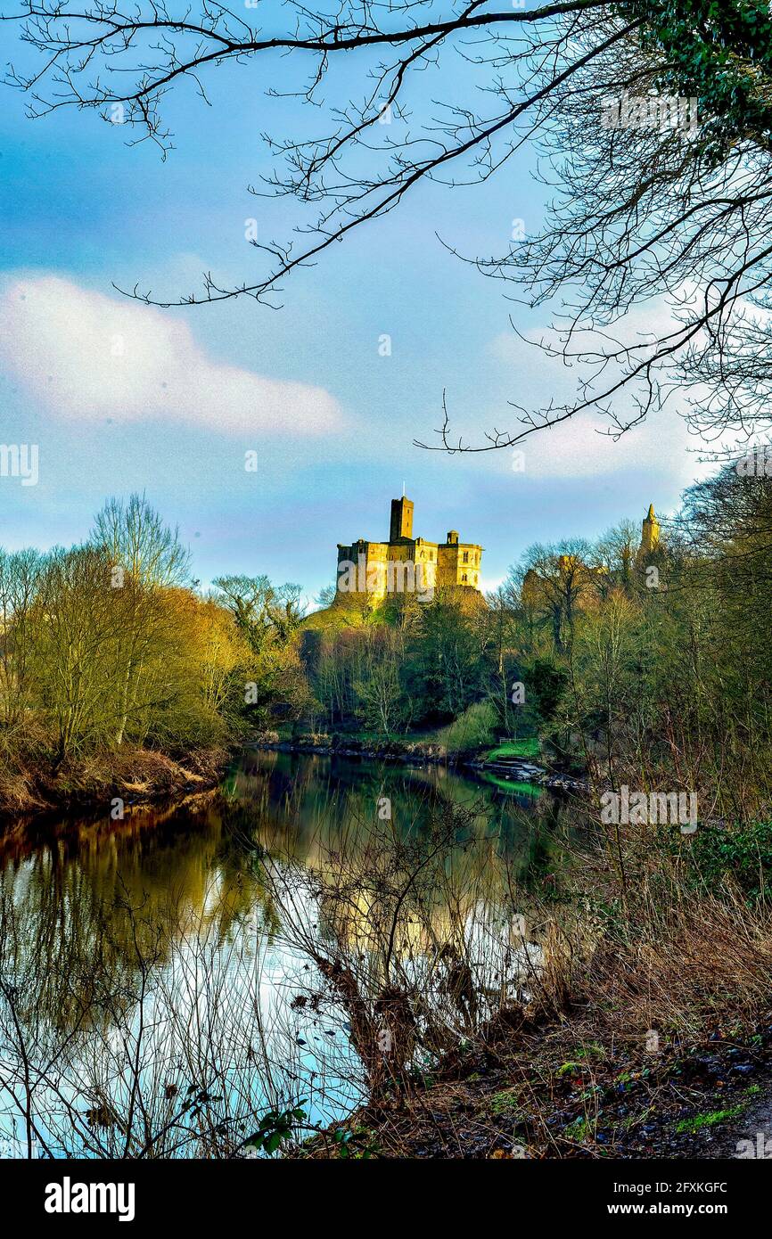 Warkworth Castle, Northumberland riflesso nel fiume Coquet. Foto Stock