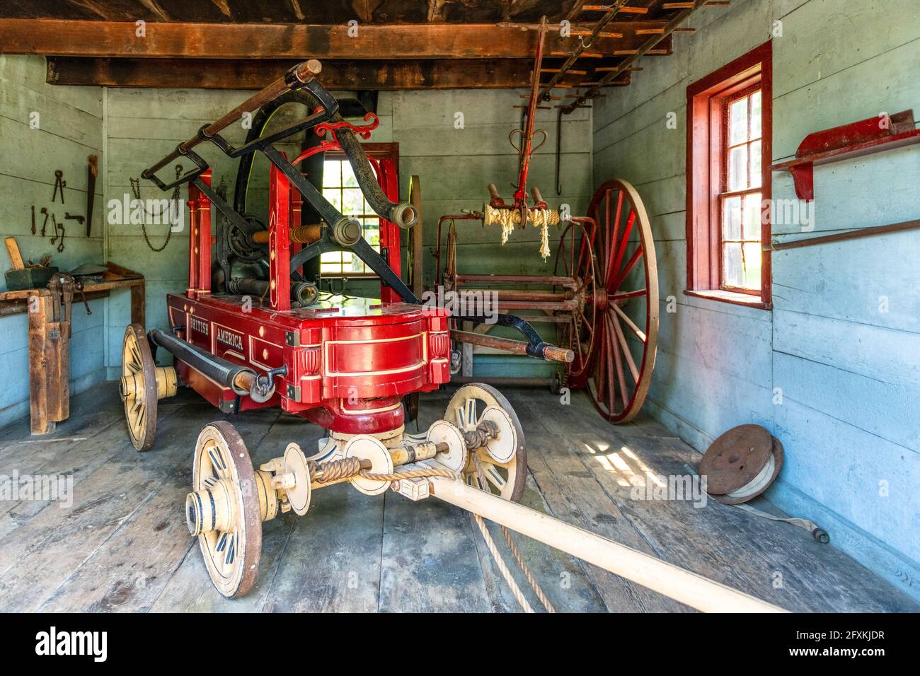 1837 fire pumper in Black Creek Pioneer Village che è un luogo famoso e di attrazione turistica. Il punto di riferimento ri-crea un villaggio di campagna della f Foto Stock