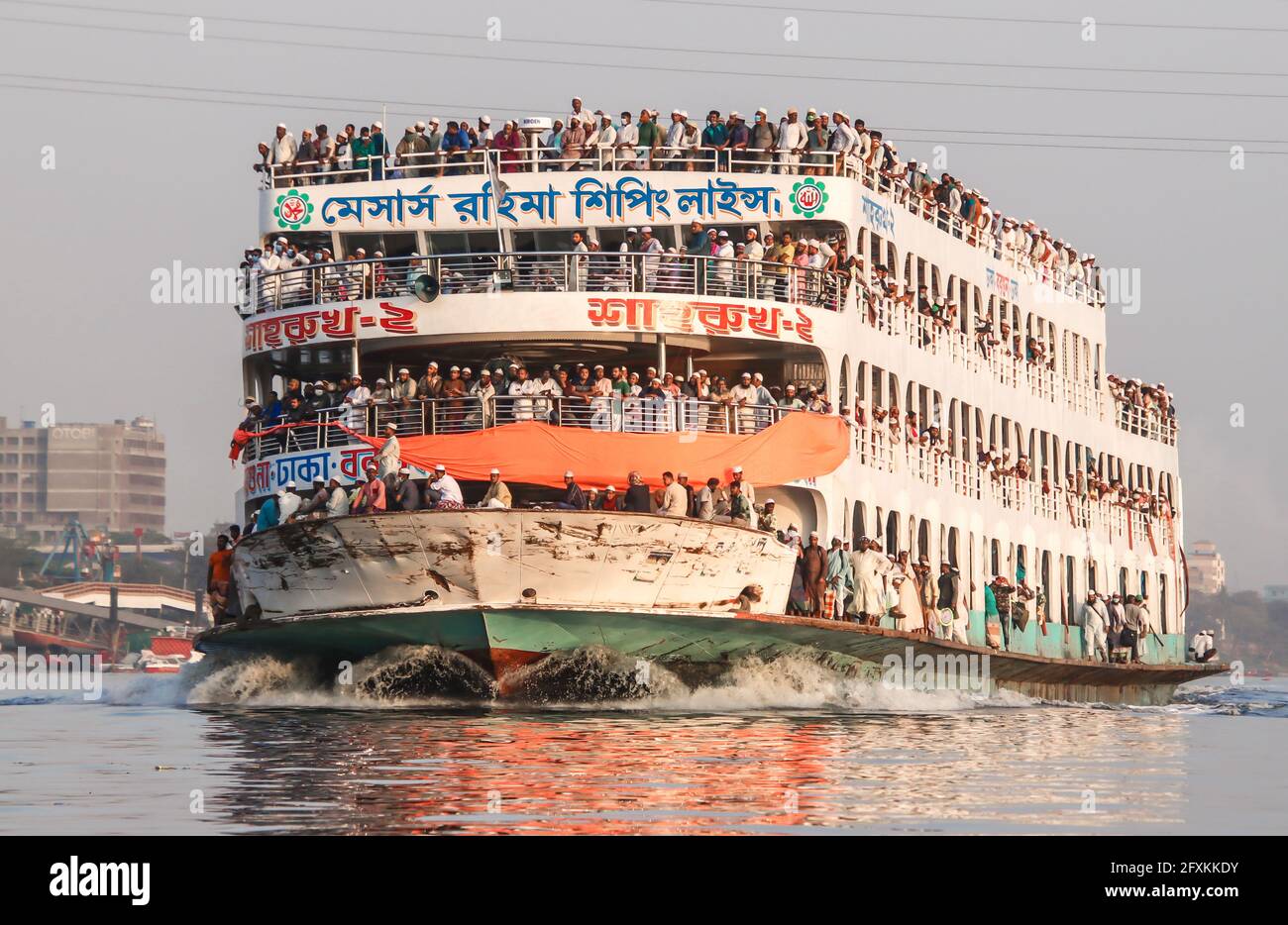 Fiume Buriganga, Bangladesh : traghetto passeggeri sovraffollato di ritorno da charmonai mahfil, Barisal Foto Stock