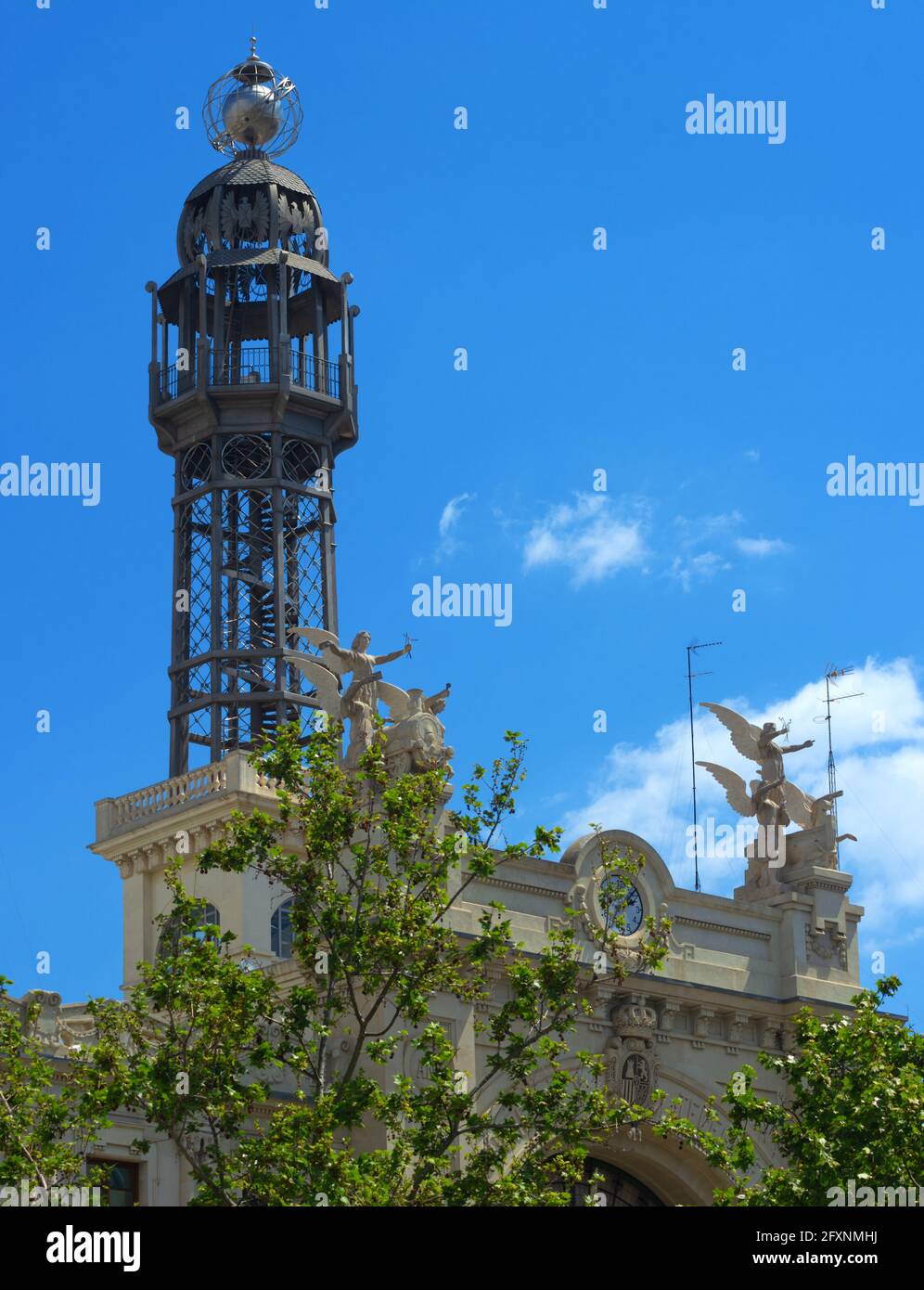 Valencia, Spagna, 17 aprile 2021: Parte superiore dell'edificio dell'ufficio postale o ex palazzo delle comunicazioni, costruito nel 1922, con figure alate, stoppa di metallo Foto Stock