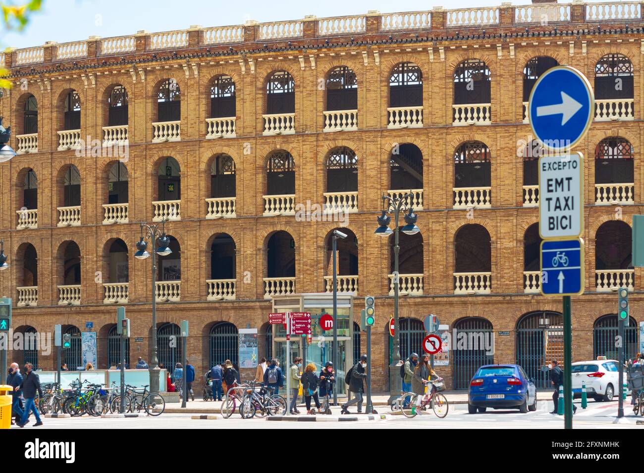 Valencia, Spagna, 17 aprile 2021: Esterno dell'arena, costruita nel 1861, mattoni a vista, punti di vista o balconi con balaustre e archi in pietra, surro Foto Stock