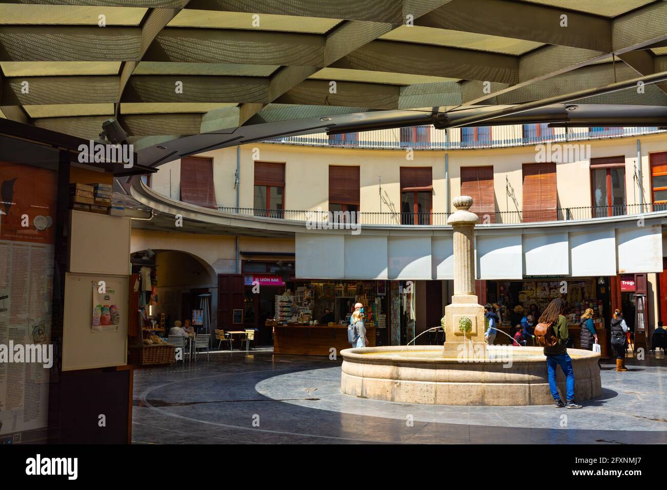 Valencia, Spagna, 17 aprile 2021: Tipica Plaza Redonda o piazza rotonda, nel centro storico di Valencia, con una vecchia fontana, bar a terrazza e negozi all'interno Foto Stock