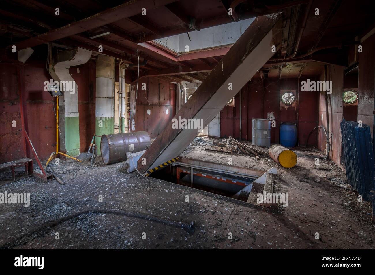 Le luci rimangono probabilmente dal momento in cui è stato valutato lo stato della nave. DUBLINO, IRLANDA: VIAGGIO all'interno di una delle più ANTICHE navi abbandonate d'Irlanda? quale w Foto Stock