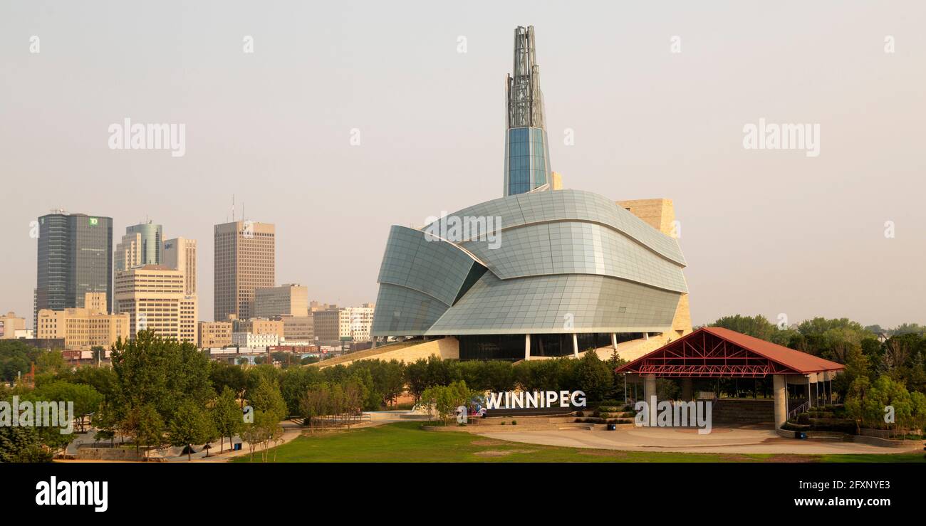 Il Canadian Museum for Human Rights di Winnipeg a Manitoba, Canada. Il museo è stato progettato dall'architetto Antoine Predock e si trova alle forche. Foto Stock