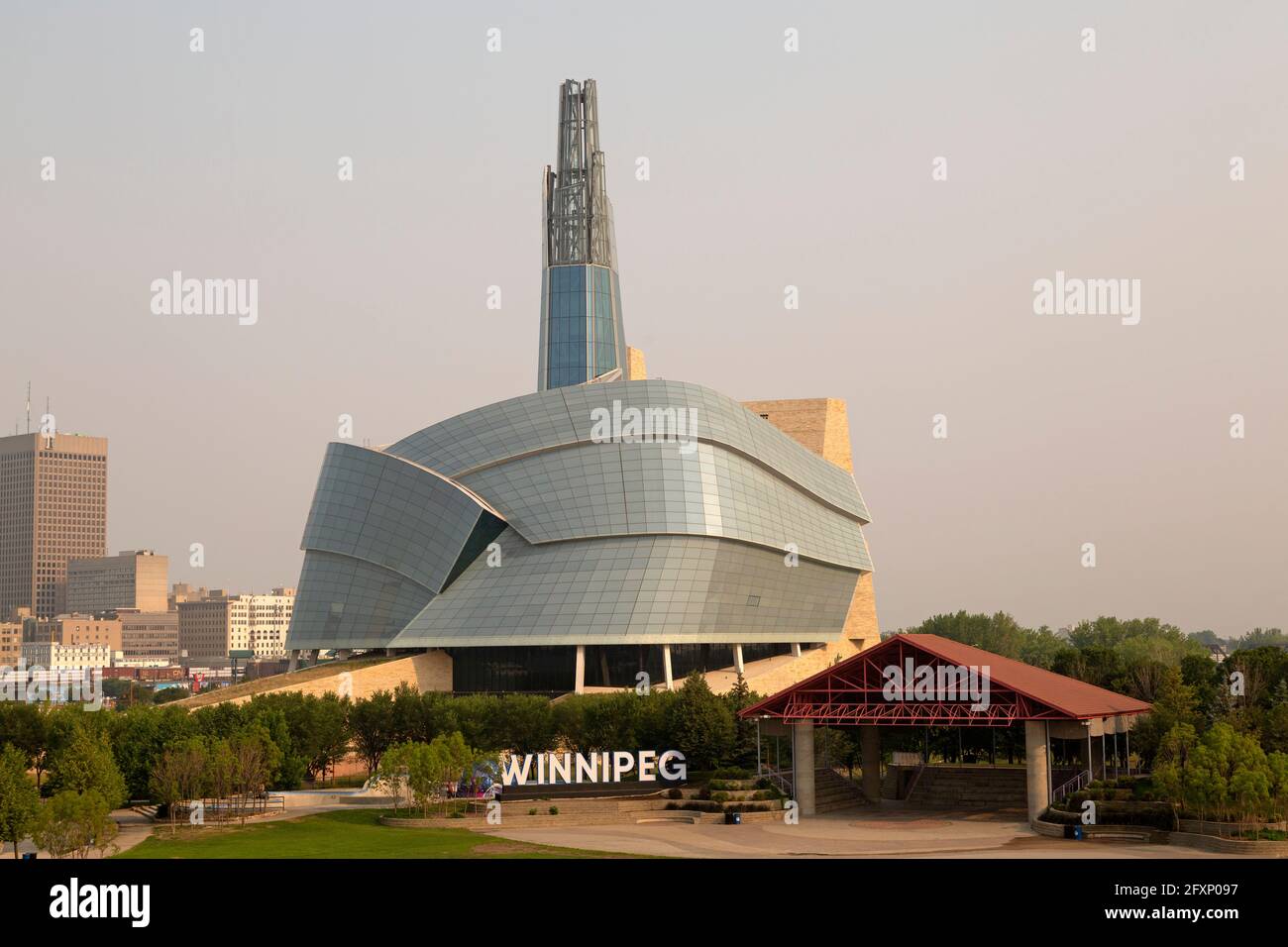 Il Canadian Museum for Human Rights di Winnipeg a Manitoba, Canada. Il museo è stato progettato dall'architetto Antoine Predock e si trova alle forche. Foto Stock