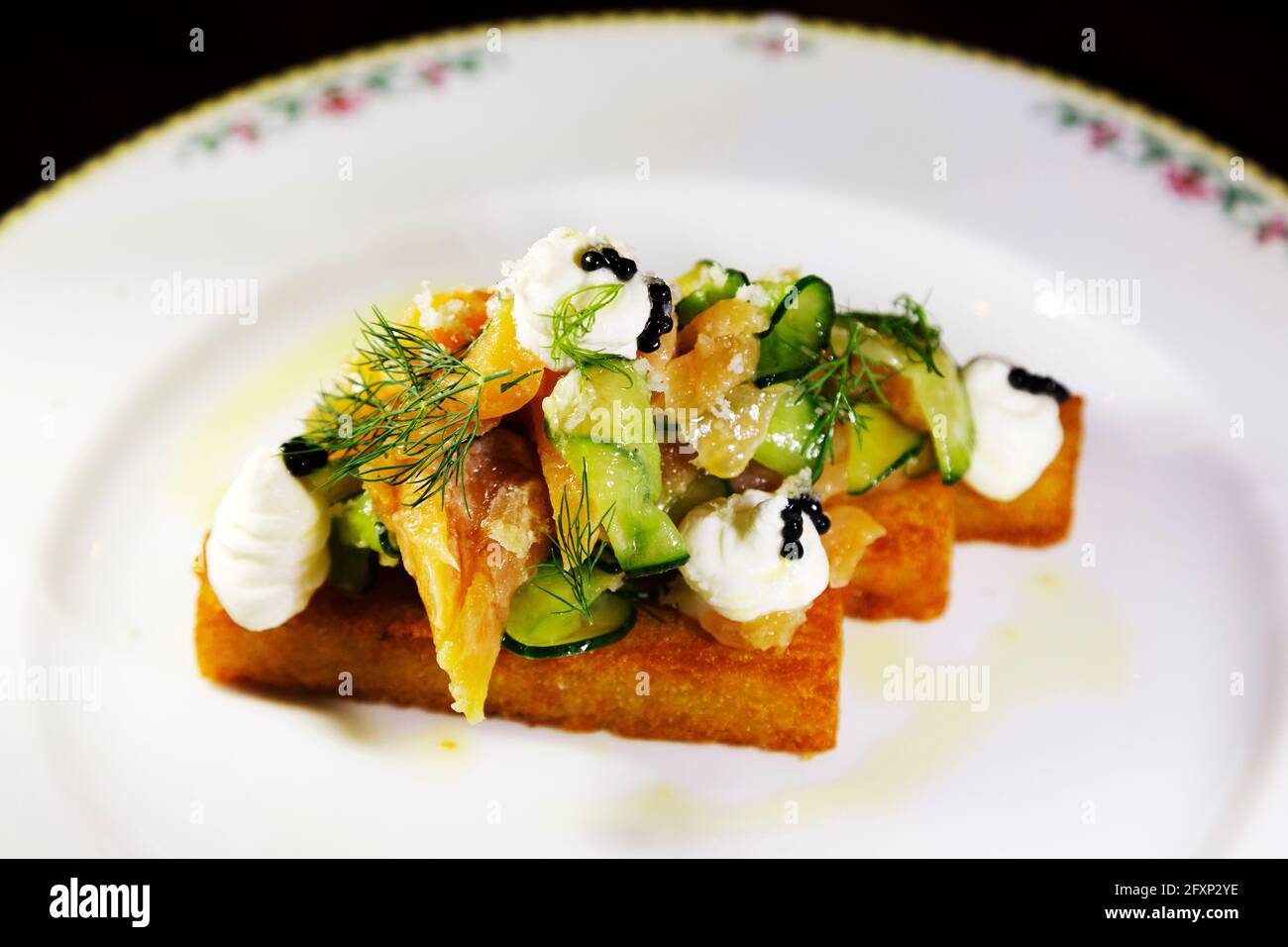 Insalata servita con formaggio fresco su pane fritto. Foto Stock