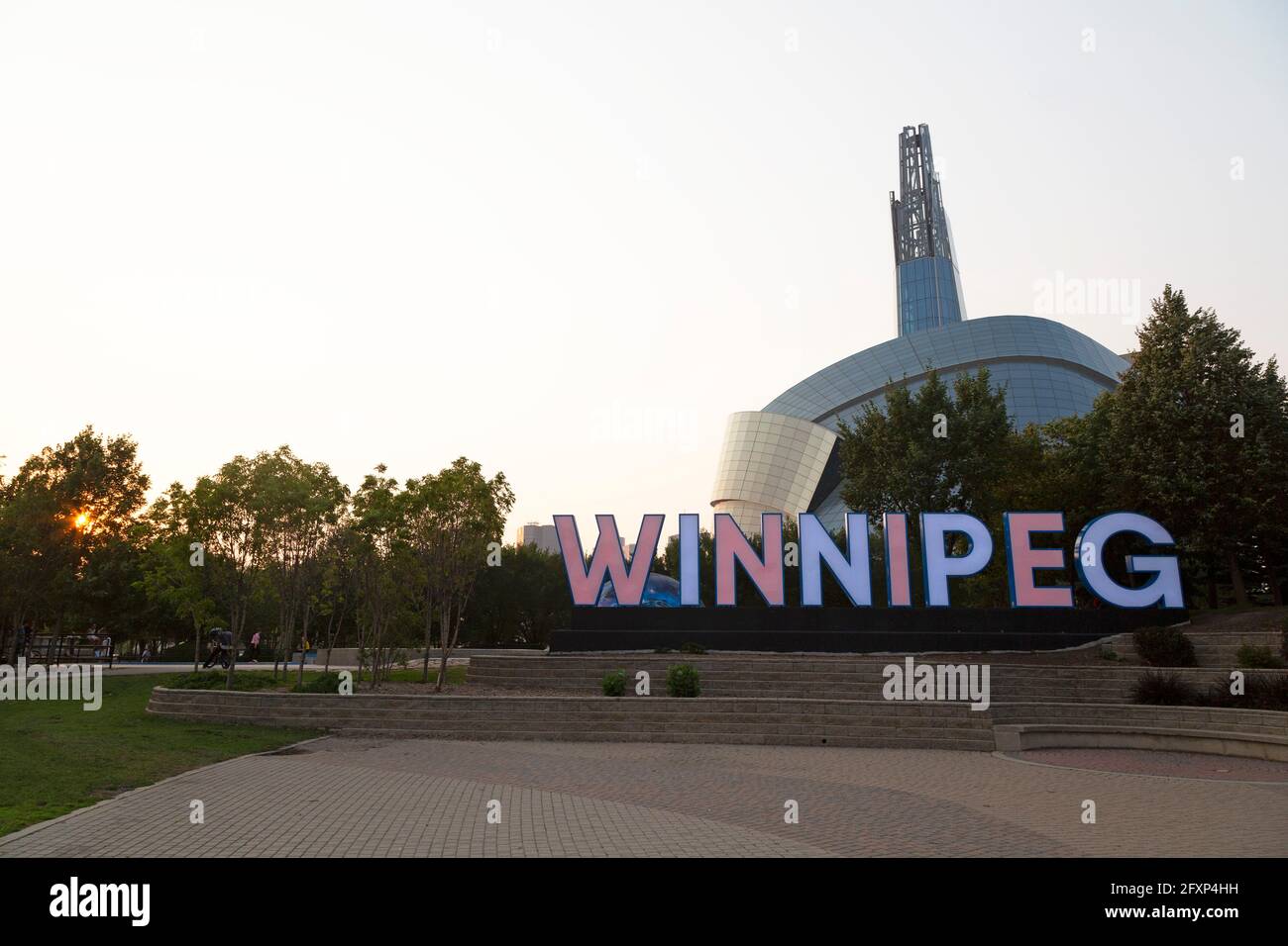 Insegna Winnipeg all'esterno del Canadian Museum for Human Rights a Manitoba, Canada. Il cartello si trova alle forche. Foto Stock