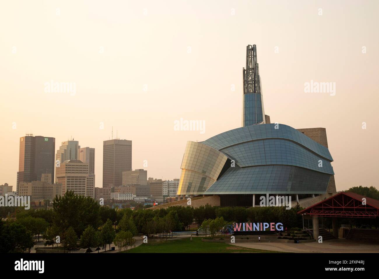 Lo skyline di Winnipeg, Canada, visto durante la sera. Il Canadian Museum for Human Rights si trova sulla destra della scena urbana. Foto Stock