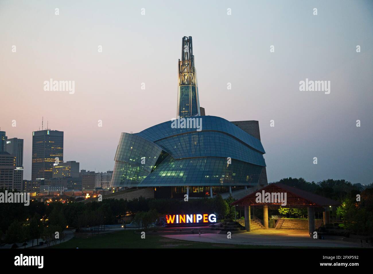 Insegna illuminata di Winnipeg all'esterno del Canadian Museum for Human Rights a Manitoba, Canada. Il museo è visto come la notte cade su Winnipeg. Foto Stock