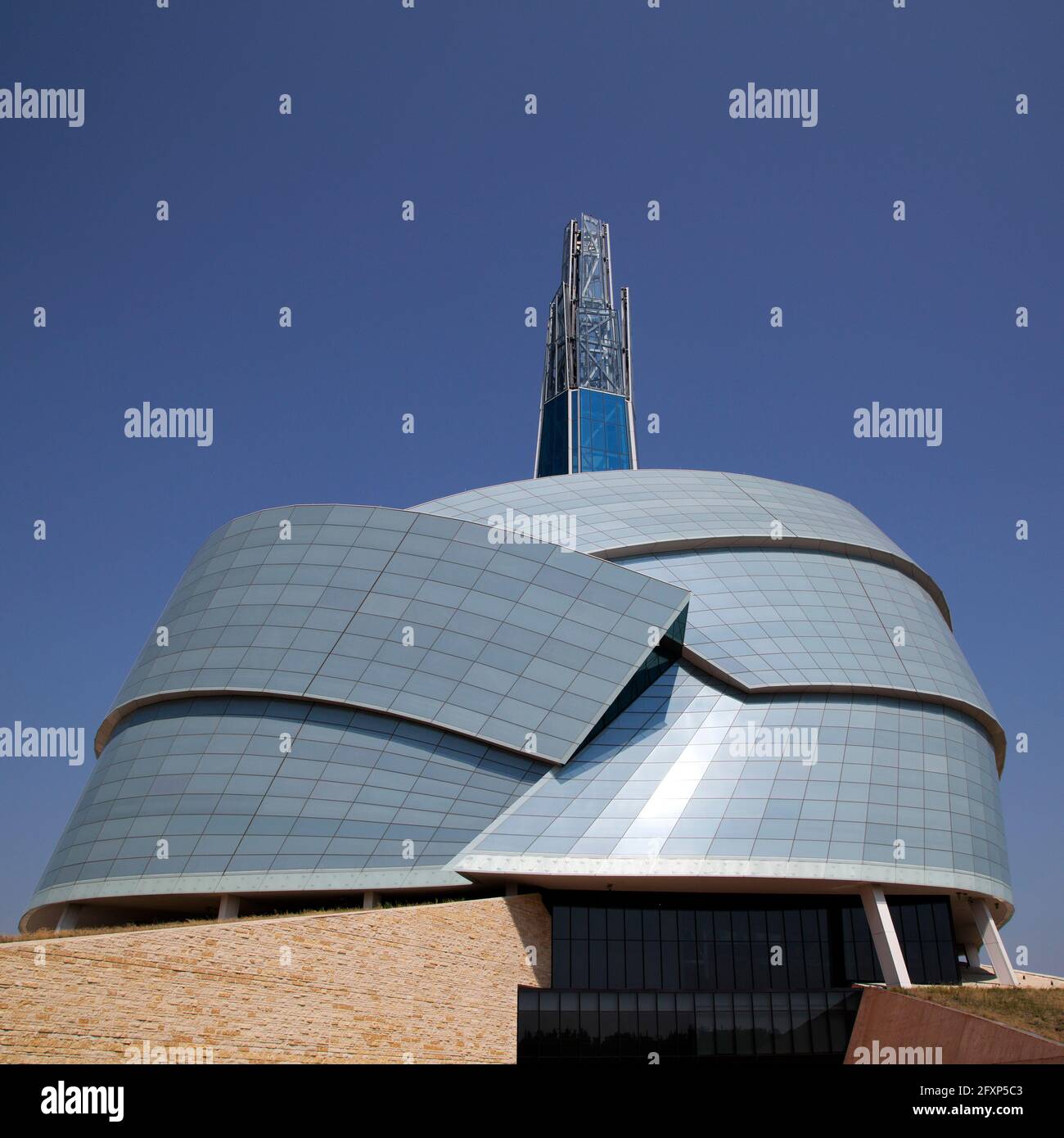 Il Canadian Museum for Human Rights sotto un cielo blu a Winnipeg a Manitoba, Canada. Foto Stock