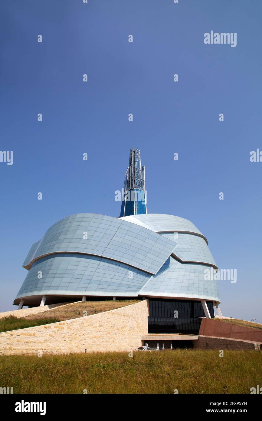 Il Canadian Museum for Human Rights sotto un cielo blu a Winnipeg a Manitoba, Canada. Foto Stock