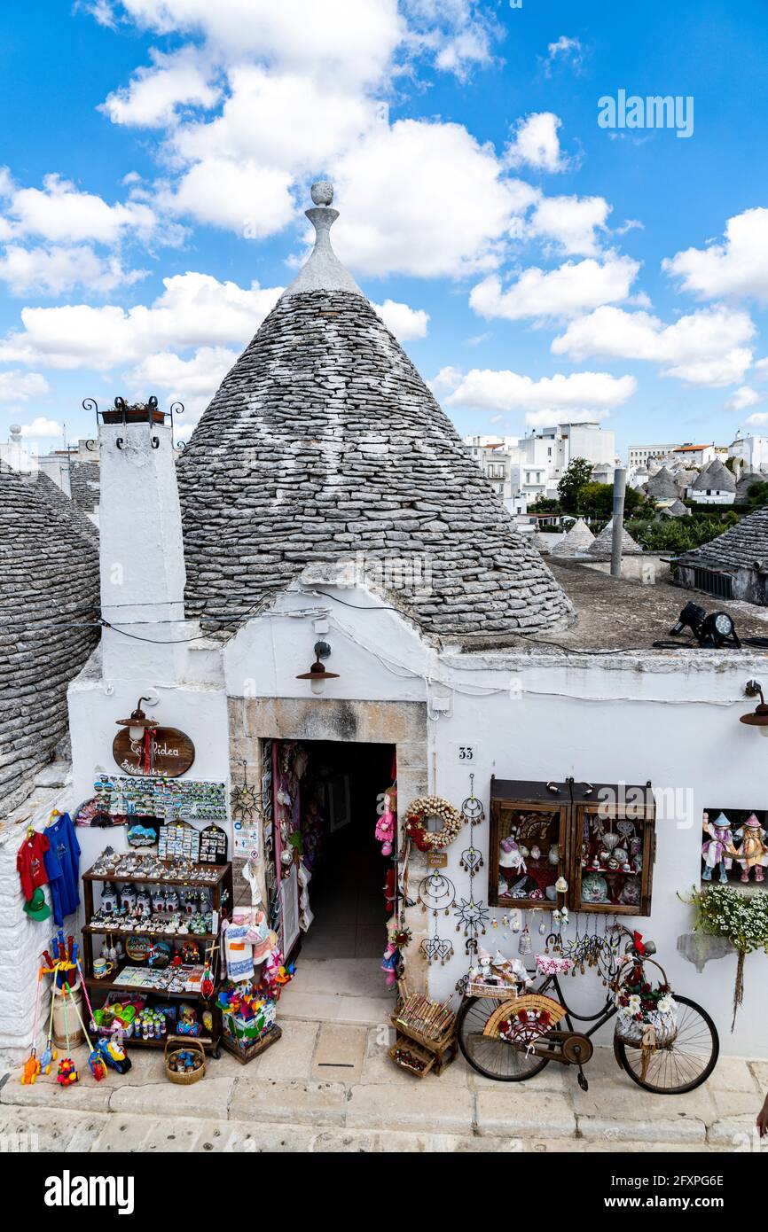 Souvenir artigianali nella tradizionale capanna in pietra del Trullo, Alberobello, Patrimonio dell'Umanità dell'UNESCO, provincia di Bari, Puglia, Italia, Europa Foto Stock