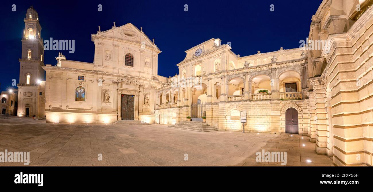 Edifici barocchi e Cattedrale di notte, Piazza del Duomo, Lecce, Salento, Puglia, Italia, Europa Foto Stock