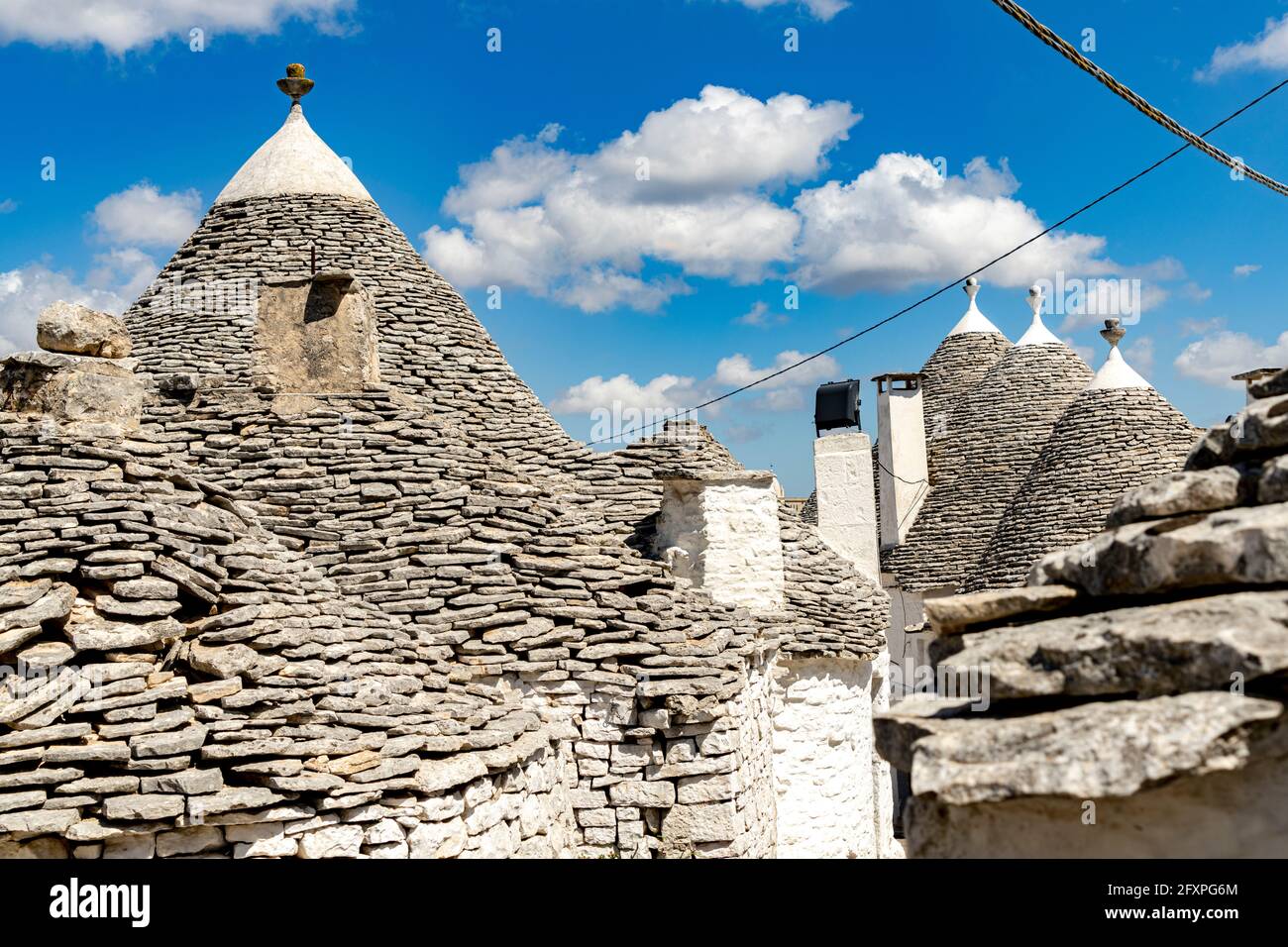 Dettagli sui tetti conici in pietra delle case tradizionali Trulli, Alberobello, Patrimonio dell'Umanità dell'UNESCO, provincia di Bari, Puglia, Italia, Europa Foto Stock