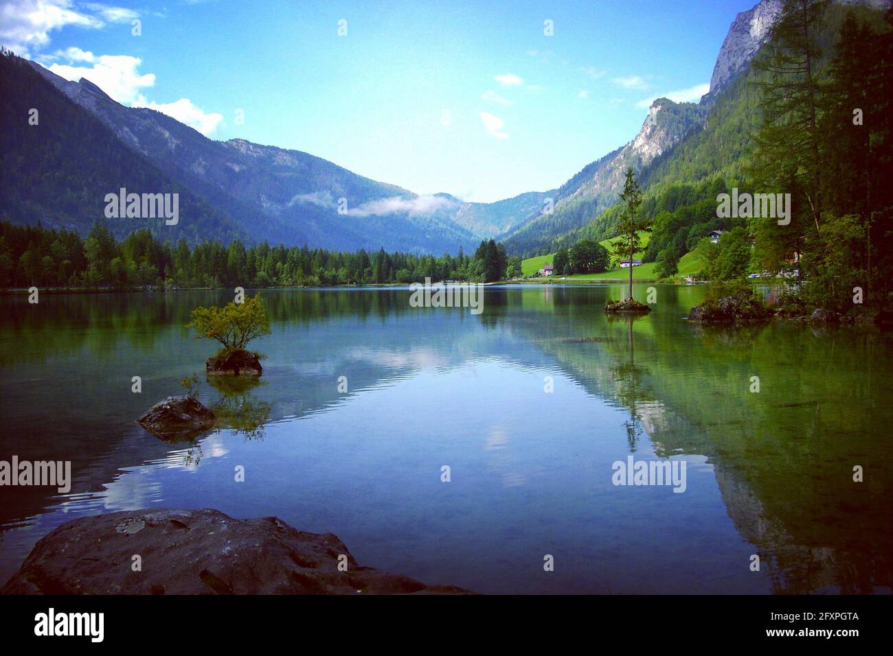 Affacciato sul lago Hintersee, sulle Alpi Bavaresi, in Germania. Am Hintersee bei Berchtesgaden, nahe Ramsau, Oberbayern, Bayern, Deutschland. Foto Stock
