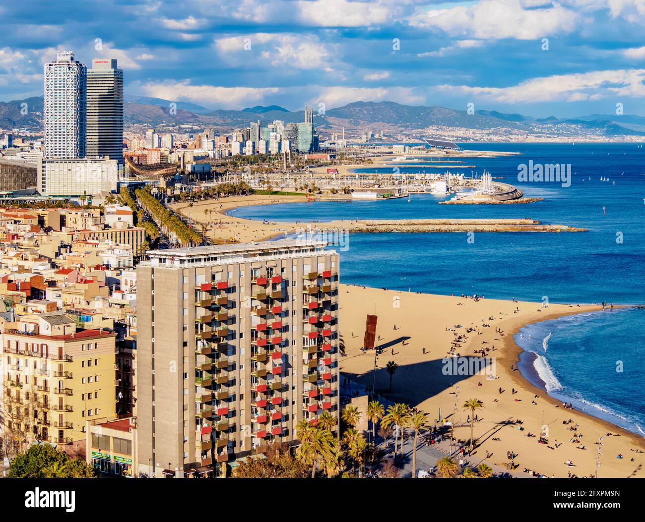 Paesaggio urbano con la costa e Barceloneta Beach, vista elevata, Barcellona, Catalogna, Spagna, Europa Foto Stock