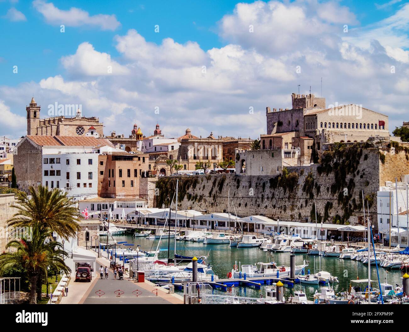 Vista sul porto verso la Cattedrale, Ciutadella, Minorca (Minorca), Isole Baleari, Spagna, Mediterraneo, Europa Foto Stock