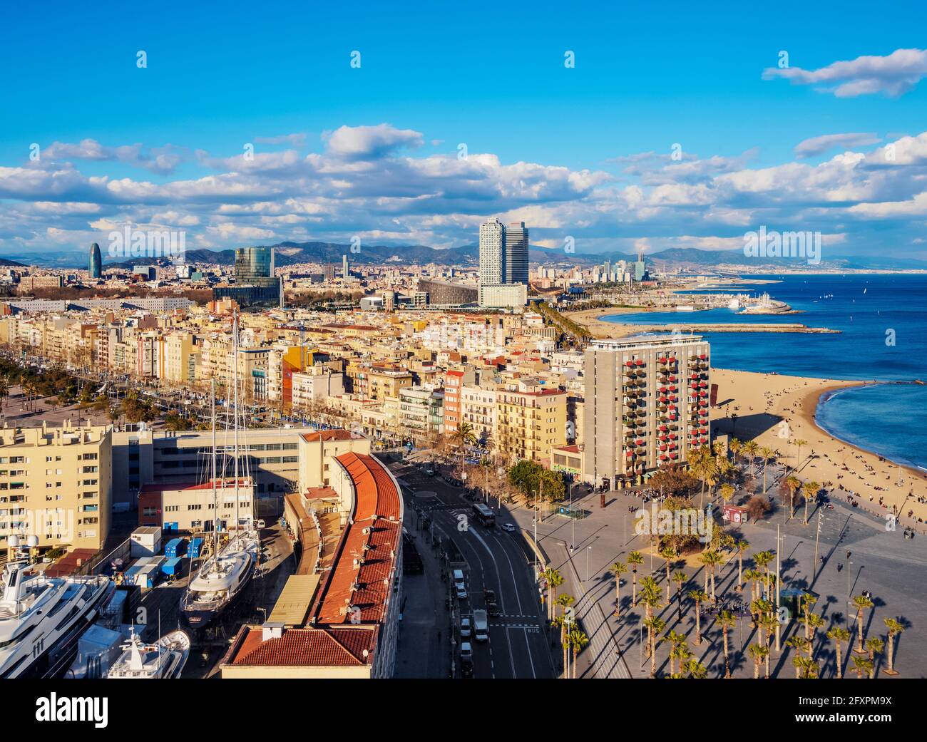 Paesaggio urbano con la costa e Barceloneta Beach, vista elevata, Barcellona, Catalogna, Spagna, Europa Foto Stock