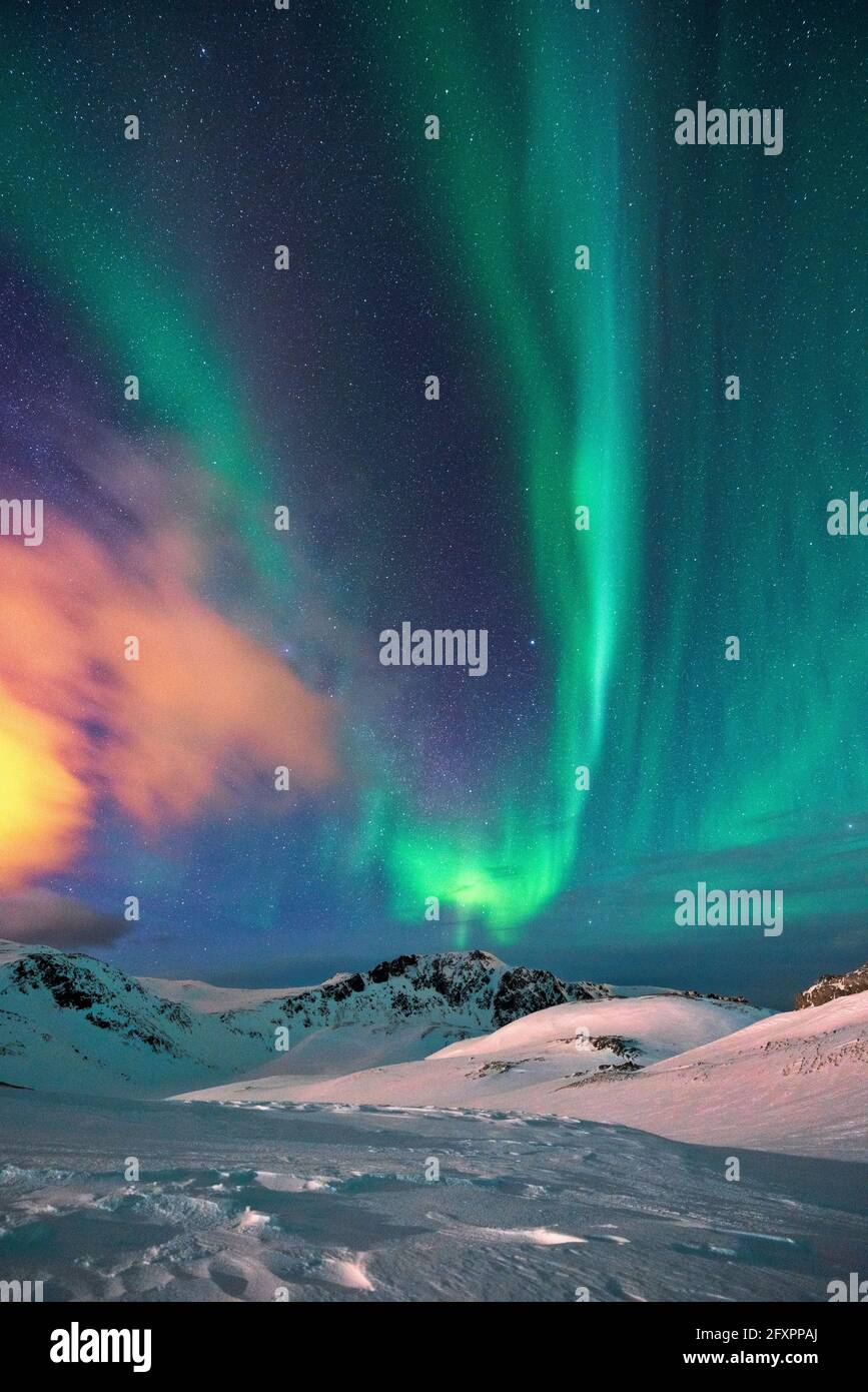 Aurora Borealis (aurora boreale) sulle montagne, Finnmark, Norvegia, Scandinavia, Europa Foto Stock