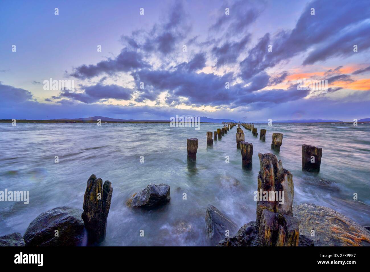 Molo all'alba, Puerto Natales, Parco Nazionale Torres del Paine, Provincia di ultima Esperanza, Cile Foto Stock