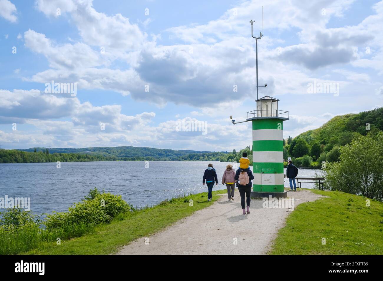 Bochum, Renania Settentrionale-Vestfalia, Germania - Strollers al Faro del Lago di Kemnader. Foto Stock