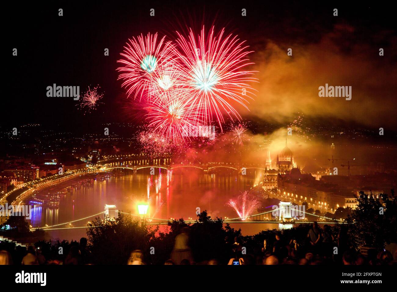 Spettacolo di fuochi d'artificio su Budapest il 20 agosto (St Stephen's Day), che celebra la fondazione dello Stato ungherese, Budapest, Ungheria, Europa Foto Stock