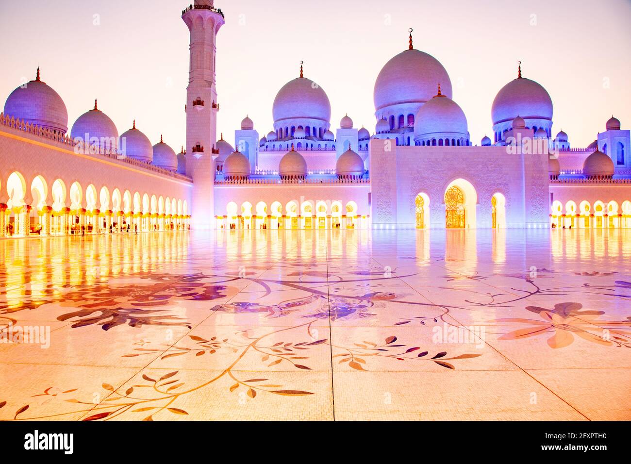 La Grande Moschea Sheikh Zayed, la più grande moschea del paese, ad Abu Dhabi, capitale degli Emirati Arabi Uniti, Medio Oriente Foto Stock