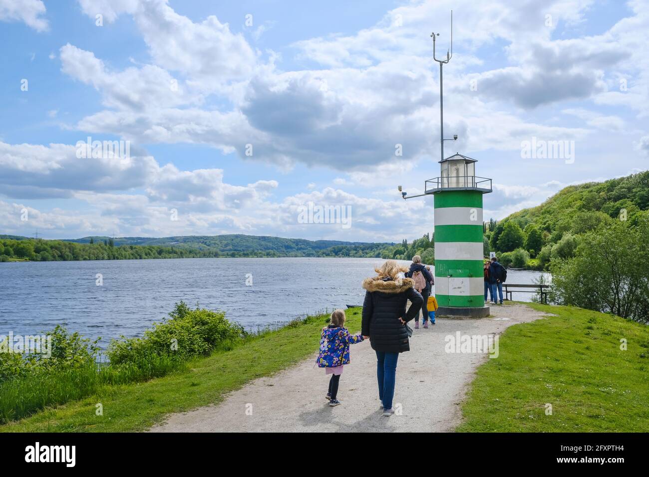 Bochum, Renania Settentrionale-Vestfalia, Germania - Strollers al Faro del Lago di Kemnader. Foto Stock
