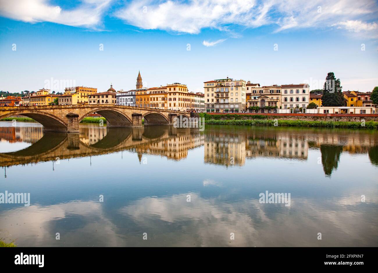 Ponte riflesso nel fiume Arno, Firenze, Toscana, Italia, Europa Foto Stock