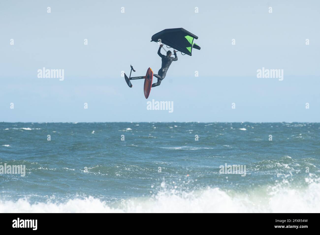 Il surfista professionista James Jenkins vola sopra l'Oceano Atlantico sul suo surfista di ala a Nags Head, Carolina del Nord, Stati Uniti d'America, America del Nord Foto Stock