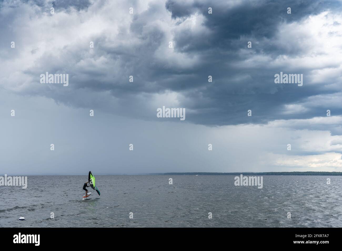 Salta il wind surf Brown in un po' di tempo sul lago Sebago, Maine, Stati Uniti d'America, Nord America Foto Stock
