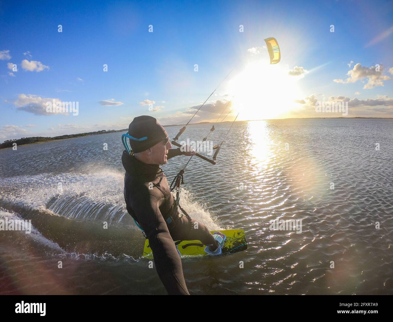 Il fotografo Skip Brown kiteboards in acqua piatta sulla Chesapeake Bay a Hampton, Virginia, Stati Uniti d'America, Nord America Foto Stock