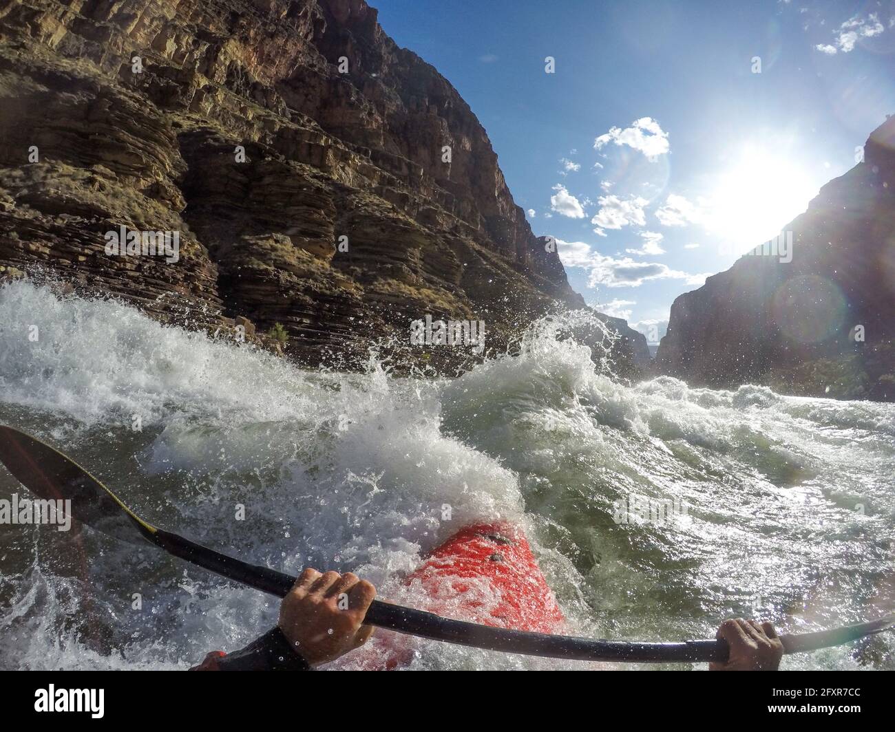 Skip Brown pagaia il suo kayak sulle acque bianche attraverso le rapide sul fiume Colorado attraverso il Grand Canyon, Arizona, USA, Nord America Foto Stock