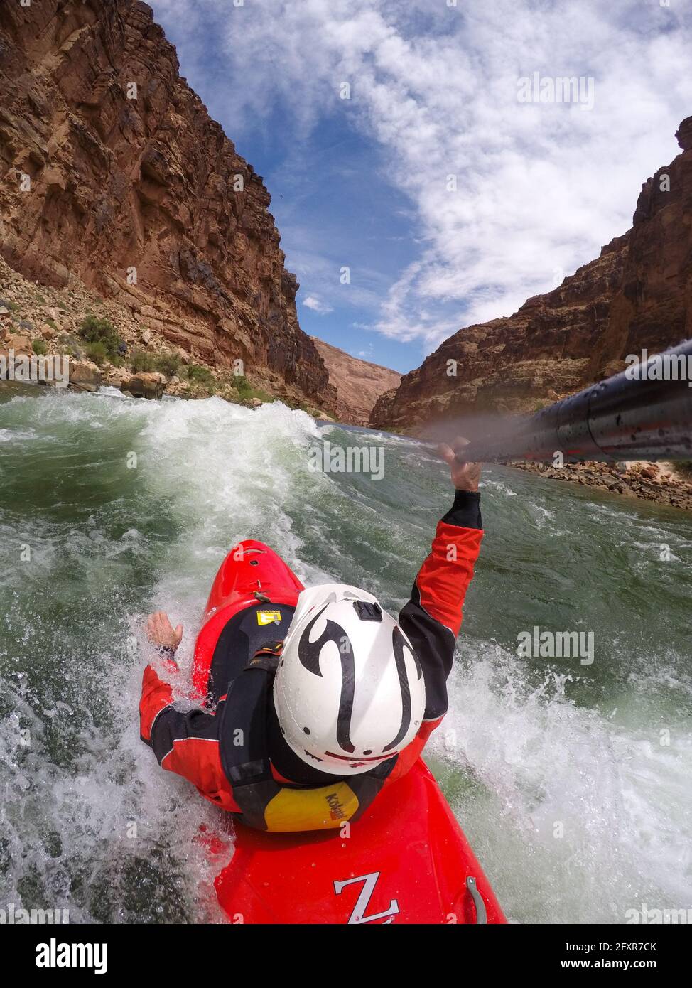 Skip Brown surfà il suo kayak sulle acque bianche su un'onda stazionaria vetrosa sul fiume Colorado attraverso il Grand Canyon, Arizona, USA, Nord America Foto Stock