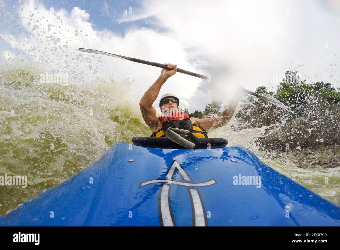 Il fotografo Skip Brown surfà il suo kayak sulle acque bianche attraverso le grandi acque del fiume Potomac sotto le Great Falls, Virginia, USA, Nord America Foto Stock