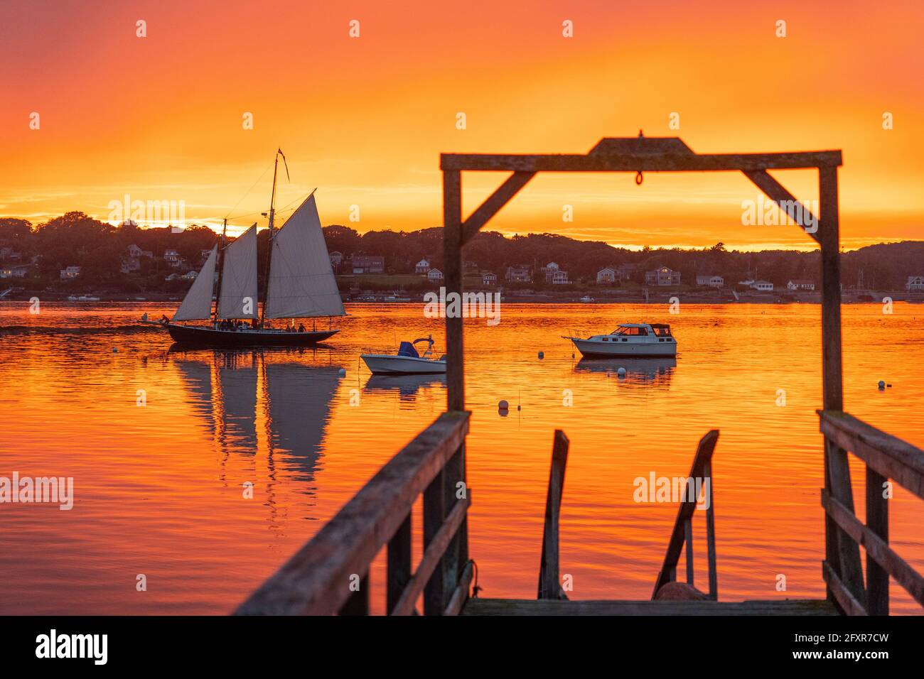 Una goletta torna al tramonto a Bailey Island, casco Bay, Maine, Stati  Uniti d'America, Nord America Foto stock - Alamy