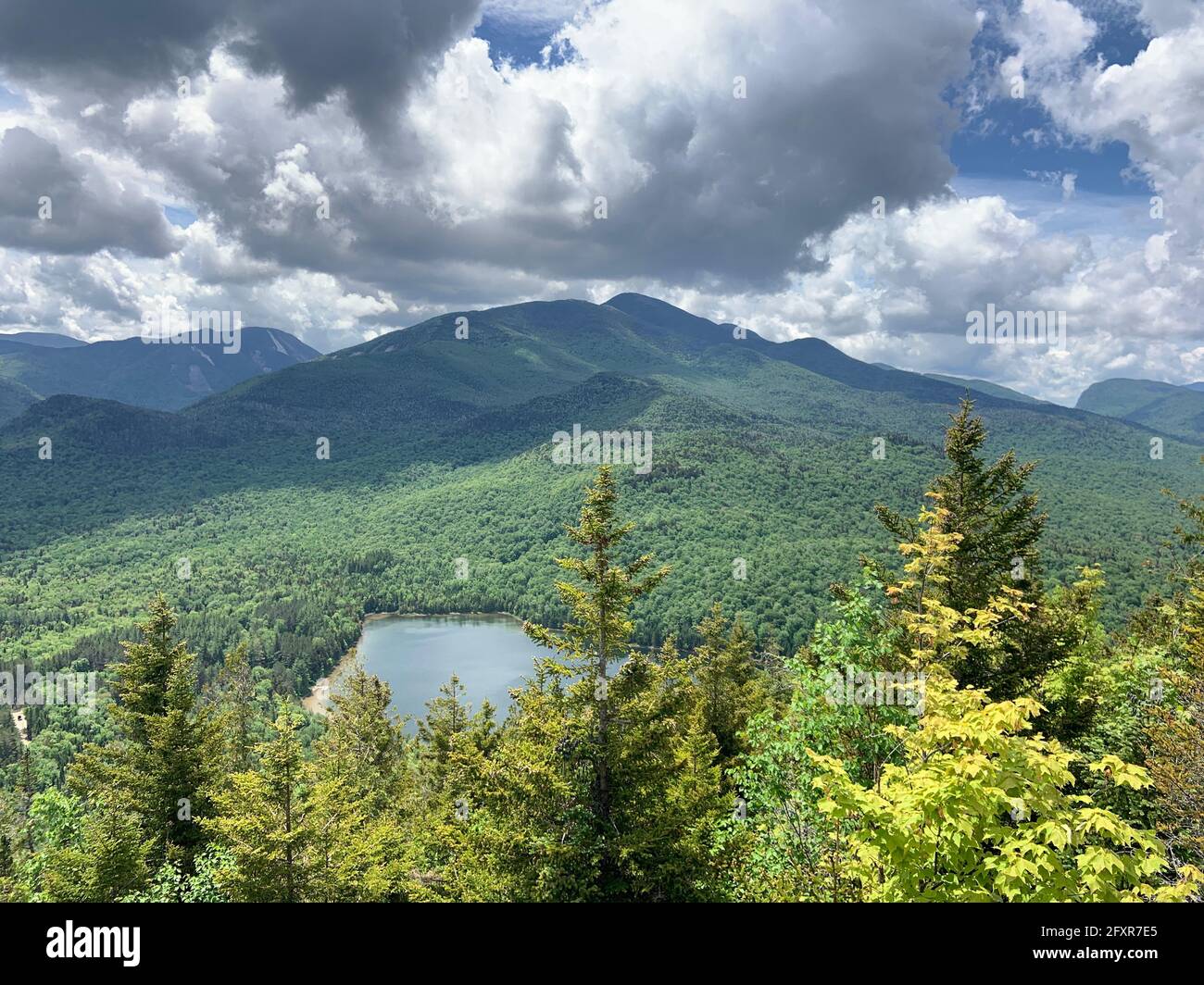 Nuvole sulle alte vette delle Adirondack Mountains e Heart Lake vicino al lago Placid, New York state, Stati Uniti d'America, Nord America Foto Stock