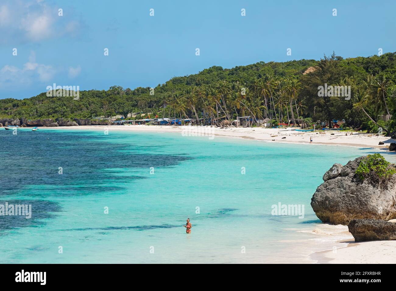 Fine sabbia bianca sulla spiaggia di Bira in questa località turistica nel lontano Sud, 190 km da Makassar, Tanjung Bira, Sulawesi del Sud, Indonesia, Sud-est asiatico, Asia Foto Stock