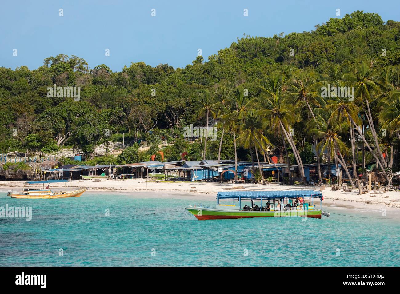 Barca turistica attraccata da sabbia bianca Bira Beach a far South resort città, Tanjung Bira, Sud Sulawesi, Indonesia, Sud-est asiatico, Asia Foto Stock