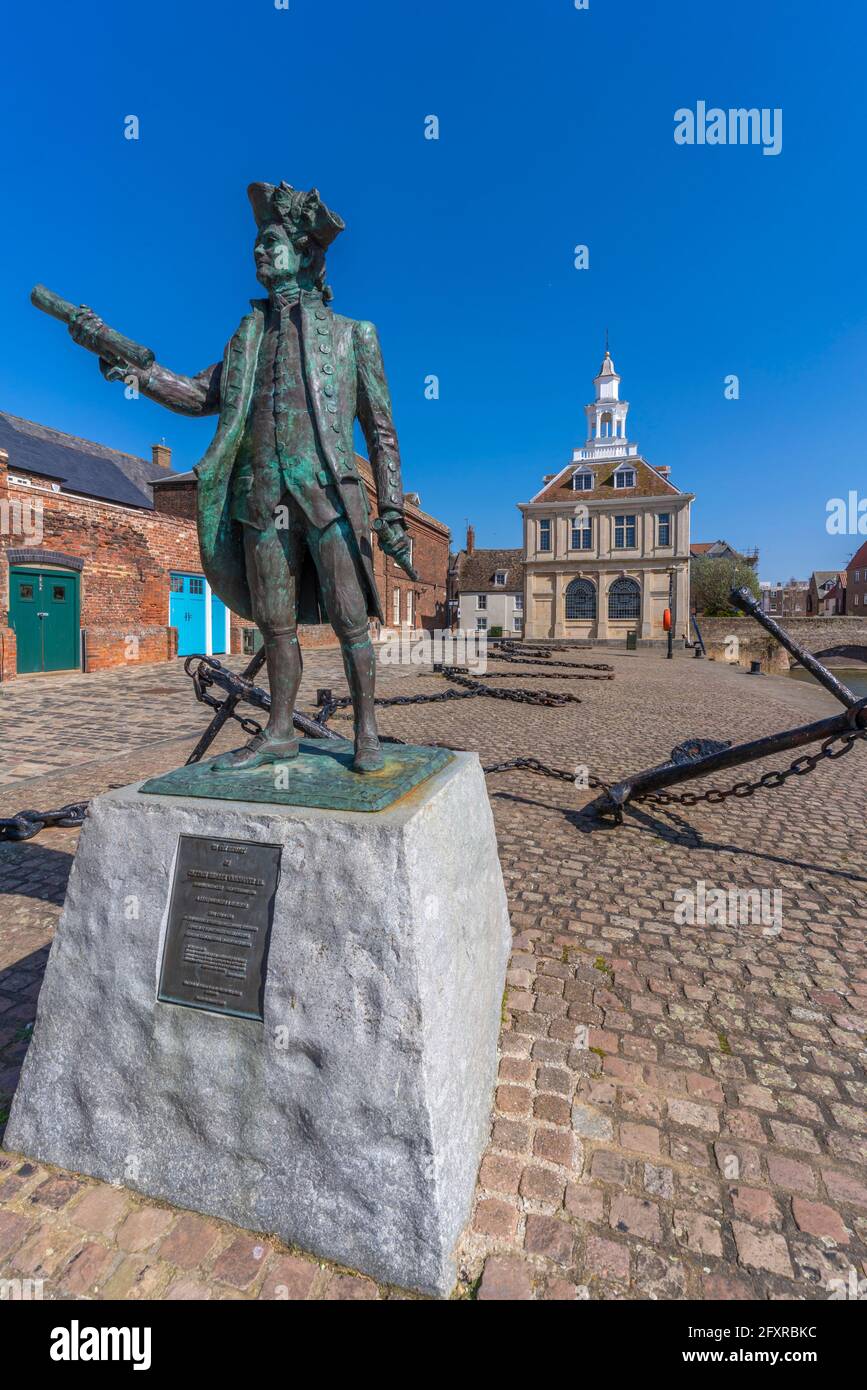 Vista della Dogana House e la statua di George Vancouver, Purfleet Quay, Kings Lynn, Norfolk, Inghilterra, Regno Unito, Europa Foto Stock