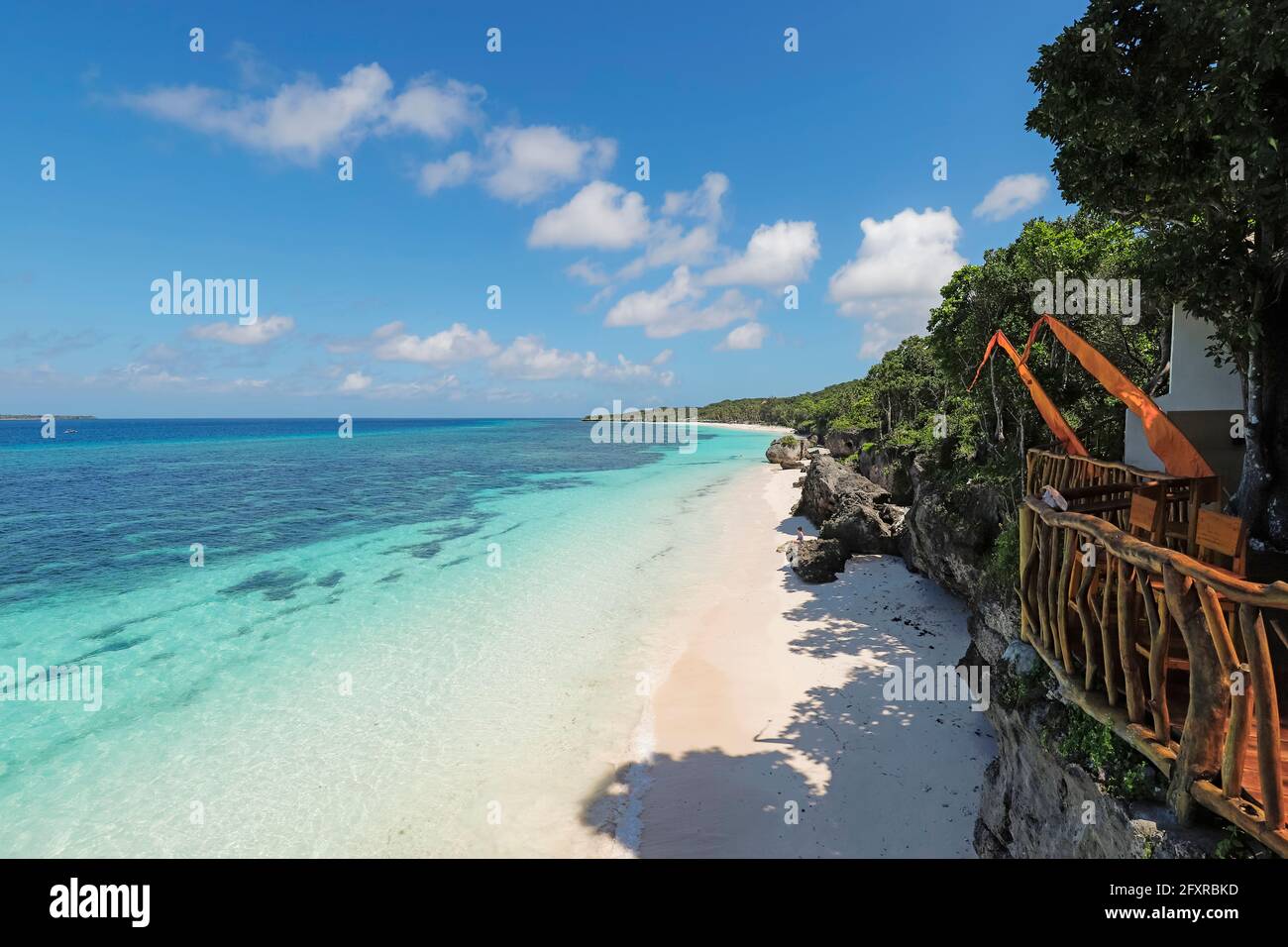 Fine sabbia bianca sulla spiaggia di Bira in questa località turistica nel lontano Sud, 190 km da Makassar, Tanjung Bira, Sulawesi del Sud, Indonesia, Sud-est asiatico, Asia Foto Stock