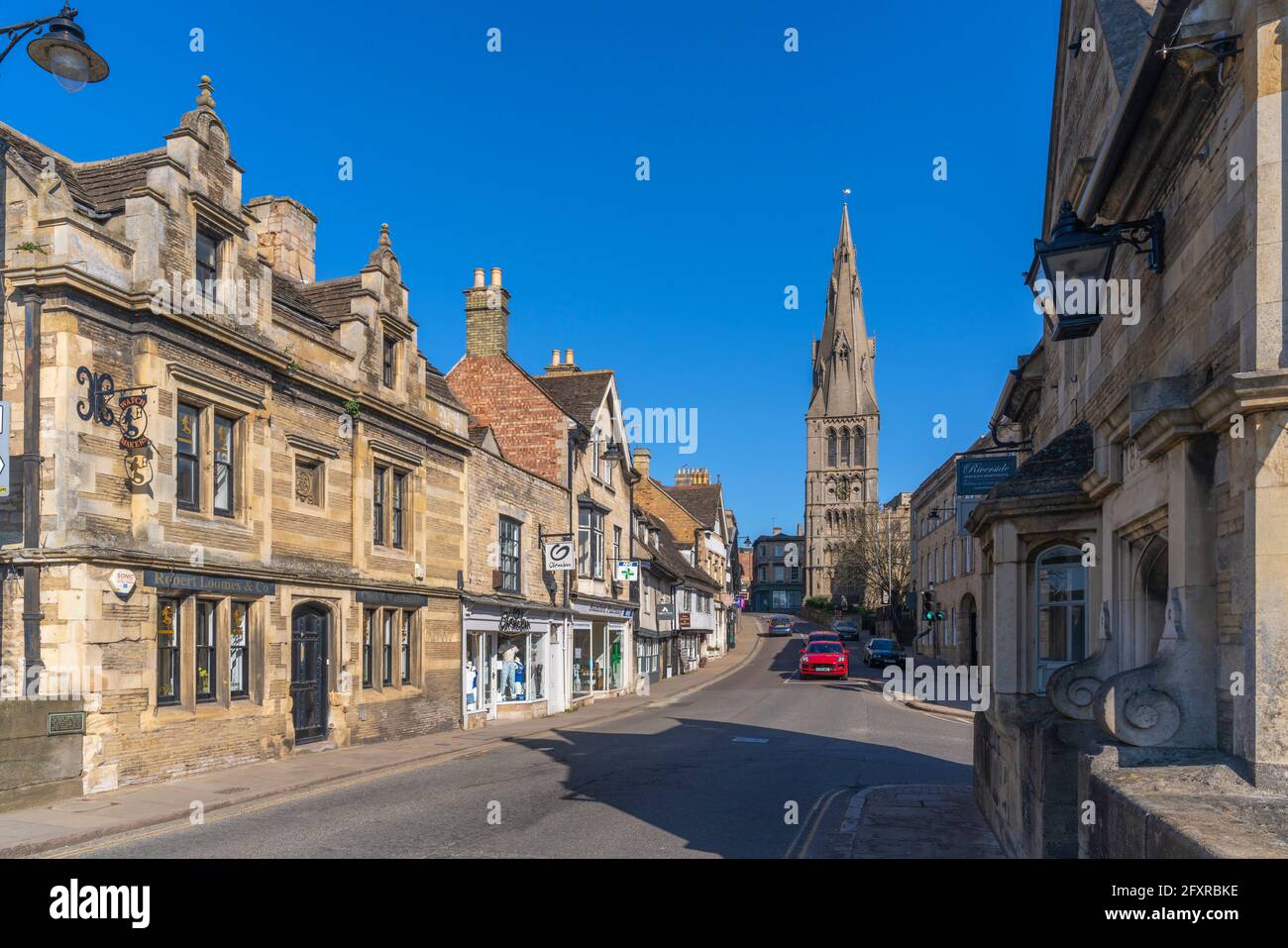 Vista di High Street e All Saints Church, Stamford, South Kesteven, Lincolnshire, Inghilterra, Regno Unito, Europa Foto Stock