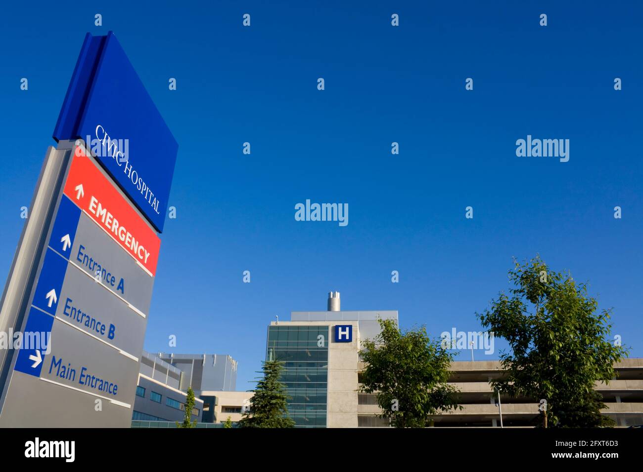 Ospedale moderno e segno di emergenza girato durante l'estate Foto Stock