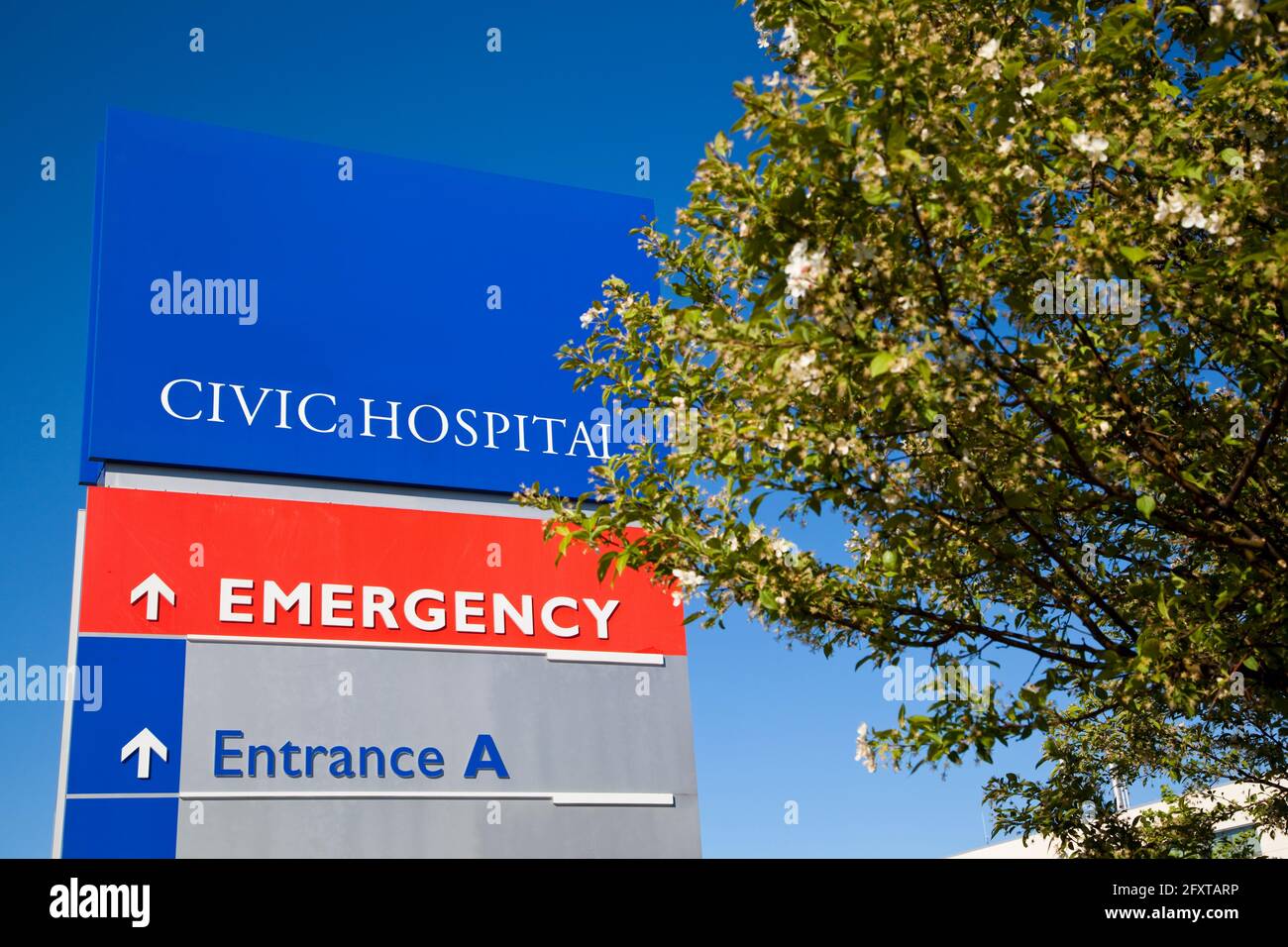 Ospedale moderno e segno con cielo blu chiaro preso in Brampton, Ontario, Canada Foto Stock